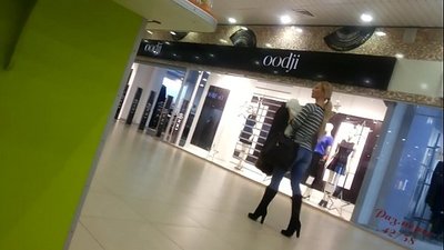 Šauni mergina prekybos centre.