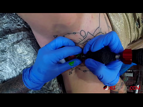 ❤️ Itin tatuiruota karšta Sully Savage gavo tatuiruotę ant savo klitorio ❤️ Seks video prie mūsų lt.123sex.ru ❌❤